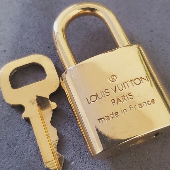 Louis Vuitton Brass Lock & Key 304 - Picture 4 of 5